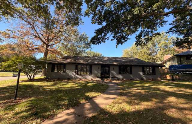 3-Bed, 2.5-bath Luxury Crestview Estates Designer Home! Fenced Backyard + 2-Car Garage Gallery 1