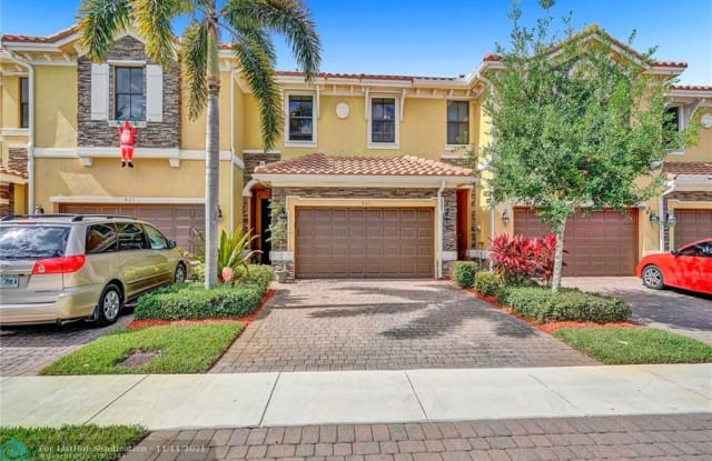 821 E Village Cir - 821 E Village Cir, Davie, FL 33325