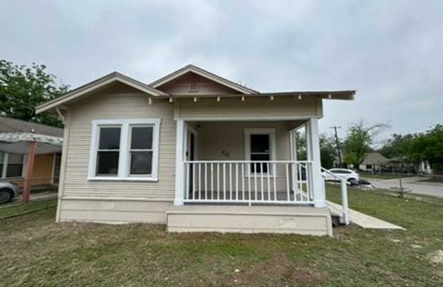 Cozy Corner Home in Denver Heights, Near I-10 – Move-In Ready with Spacious Yard and Storage Shed Gallery 3