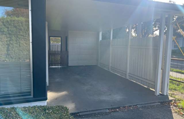 1 bedroom 1 bathroom duplex with carport! Gallery 4