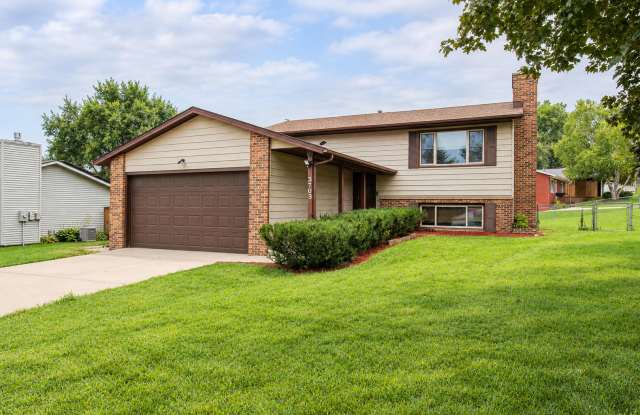 Beautiful Willow Heights 4br home on corner lot with fenced yard! Gallery 1