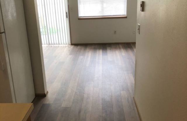 Nice 3 Bedroom, 1.5 Bath Duplex Near Linfield photos photos