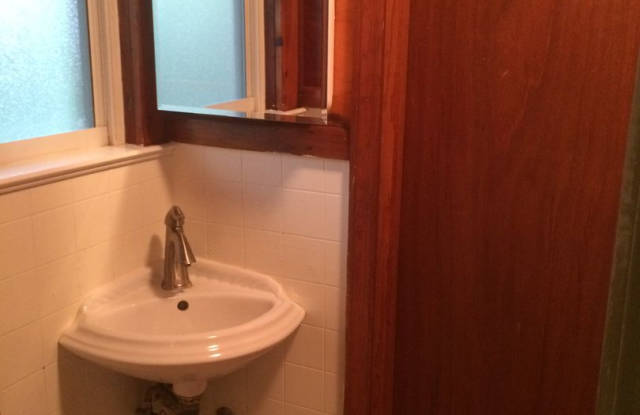 Beautiful 3 Bedroom House Near Campus! Gallery 4