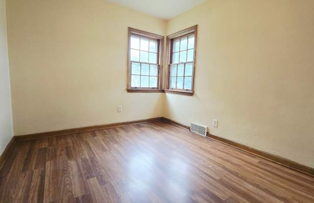 3 Bedroom 1 Bath House with Detached Garage Gallery 4