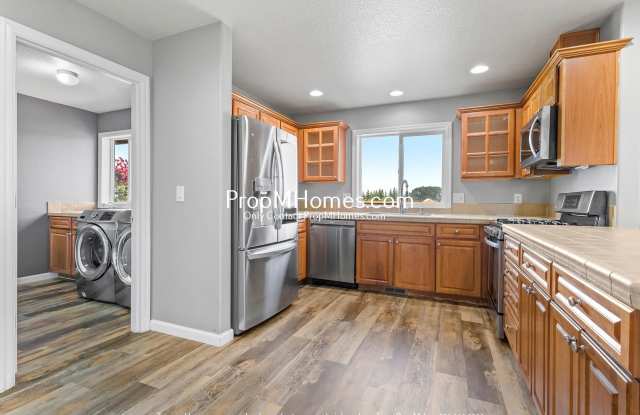 Updated 3 Bedroom Home in Molalla - Countryside Views! photos photos