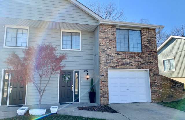 Beautifully Updated 2 Bedroom Townhouse for Rent - 303 Northwest Gibson Road, Lee's Summit, MO 64063