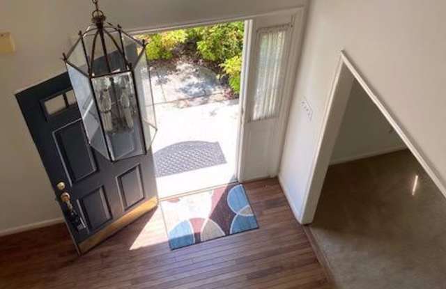 3302 TUCKAWAY COURT Gallery 2