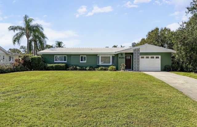 Waterfront Living with Beautiful Lake Views in Seminole! Gallery 1