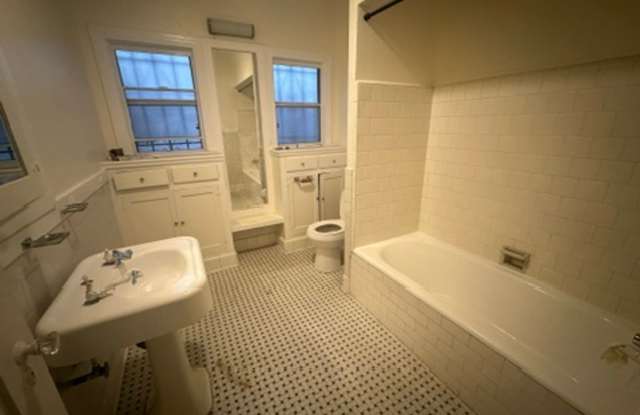 Large, 3 bedroom 1 ½ bath, corner-lot single family home Gallery 3