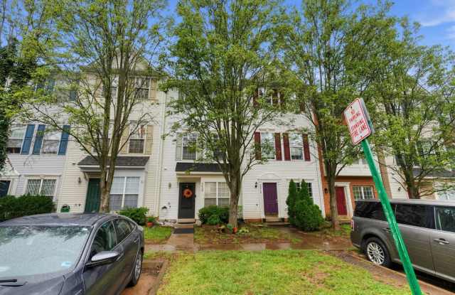 Spacious 3BR/2.5BA Herndon Townhome | 1,692 SF | Near Shopping & Silver Line Metro | 2 Pools | Pet Friendly | Solar Gallery 4
