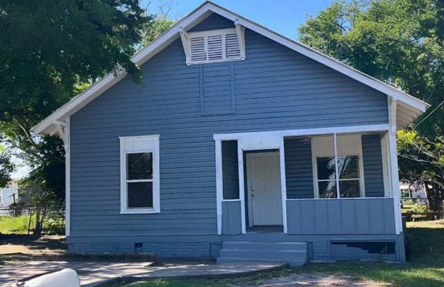 Spacious 3BR/1BA Lakeland Home with Large Covered Porch! photos photos Spacious 3BR/1BA Lakeland Home with Large Covered Porch! photos photos