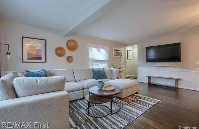 4817 Briarwood Avenue Gallery 4