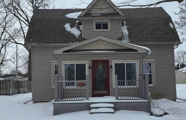 Small Town Home with Lots of Room - 18555 Wall Street, Tontogany, OH 43565