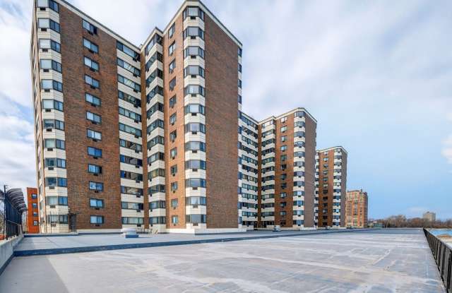 NO MOVE-IN FEE / NO DEPOSIT (Based on Credit) Lakefront Studio High-Rise – Heat & Water Included! Gallery 4