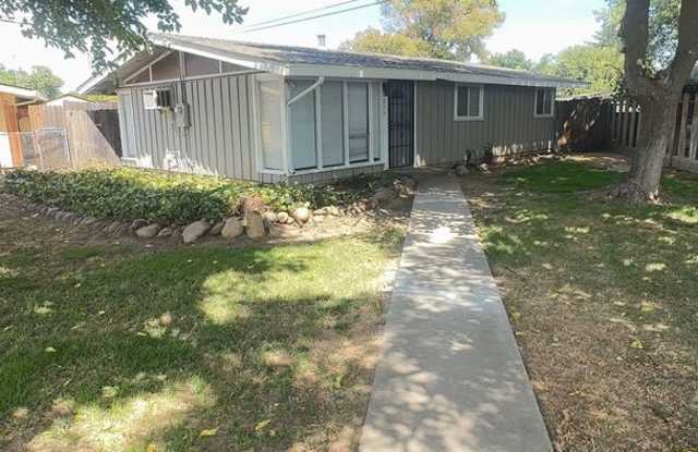 3 Bedroom 1 Bath Home Available in Central Oakdale 233 N. 8th Ave! photos photos