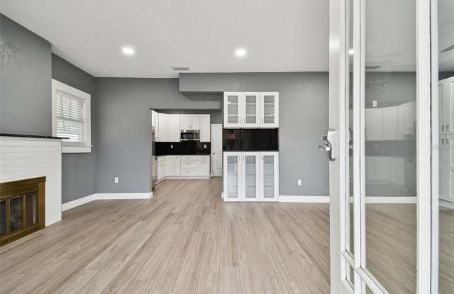 6810 N NAVIN Avenue Gallery 3