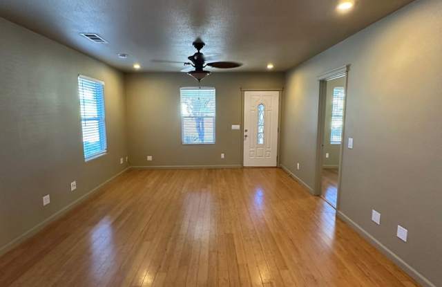 SPACIOUS 2 BED 1 BATH DOWNTOWN WITH OFF STREET PARKING photos photos