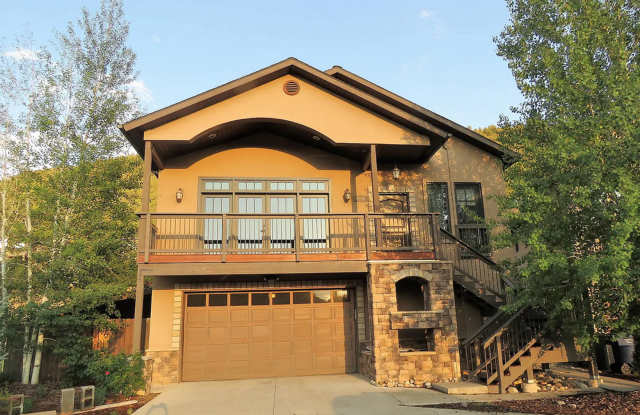 Mountain Sunset Views: Lovely Four-Bedroom House in Skyridge photos photos Mountain Sunset Views: Lovely Four-Bedroom House in Skyridge photos photos