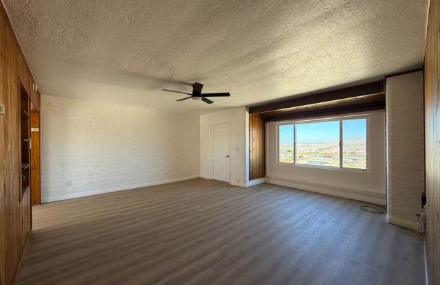 Newly Remodeled 2 Bedroom 1 Bathroom House with Beautiful View Gallery 4