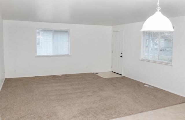 2 Bed Duplex with Fenced Yard, Covered Patio & Water Included Gallery 3