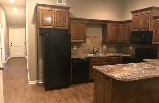1603 NW Eagle Ridge Dr - 1603 Northwest Eagle Ridge Drive, Grain Valley, MO 64029