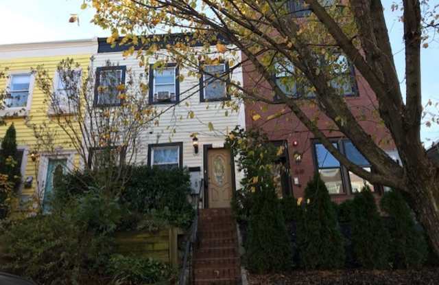 2 Bed 2.5 Bath row house located just a short distance from RFK stadium in NE Washington, DC. photos photos