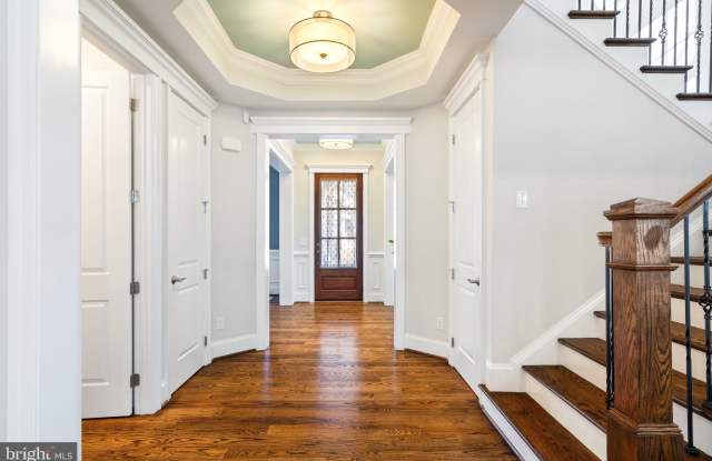 1604 COLONIAL Lane Gallery 3