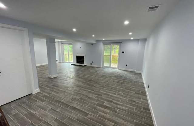 1616 Windsor Ct Gallery 4