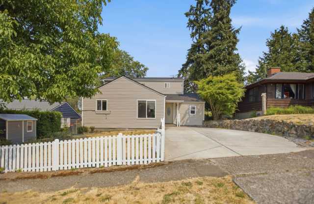 Spacious 3 bed home with washer/dryer and yard in South Beacon Hill Gallery 1