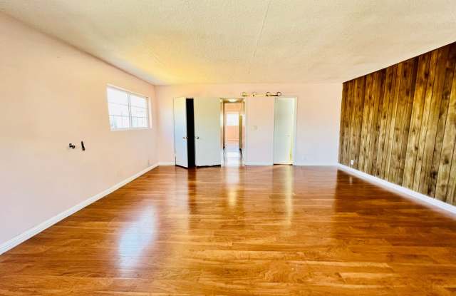 PRICE REDUCED : 3 bedroom, 2 bath house with Super large master bedroom! Gallery 4