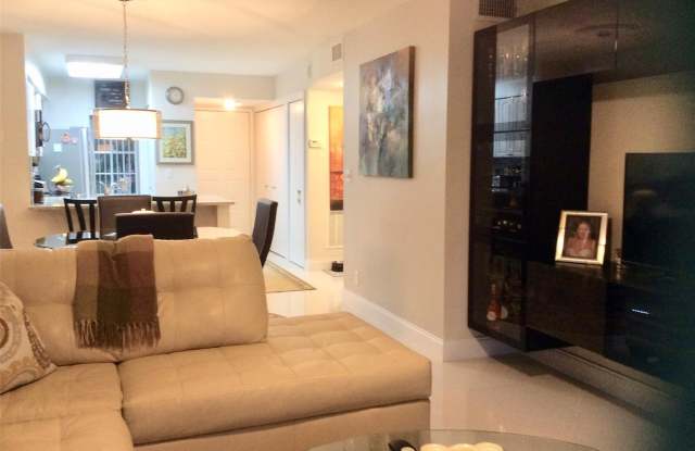 2220 N Cypress Bend Drive Gallery 2