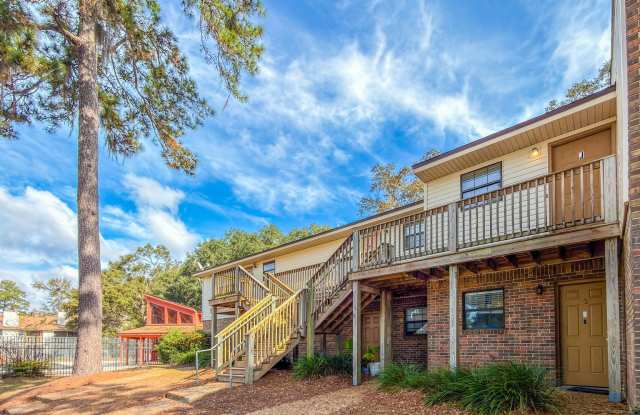 FABULOUS 2/2 w/ Fireplace, Deck, Washer/Dryer, & Community Pool! $1200/month Avail NOW! Gallery 1