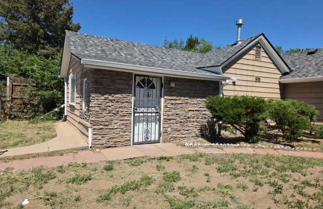 SPACIOUS, BRIGHT 2 BEDROOM - LARGE YARD photos photos