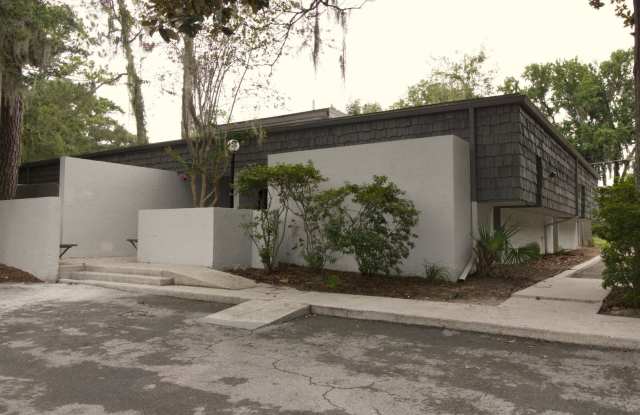Newly Renovated, Huge 8 Bedroom, 5.5 Bathroom House in the Center of Town Gallery 1