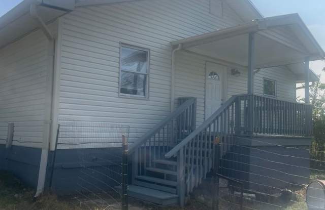 Knoxville 37920 - 3 bedroom, 1 bath home - Contact Lisa Vineyard & Shannon Russell (865)216-9334 photos photos