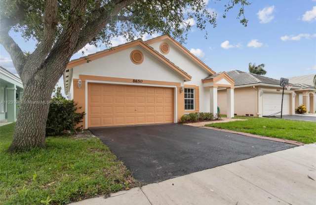 8850 LAKE PARK CR - 8850 Lake Park Cir N, Davie, FL 33328
