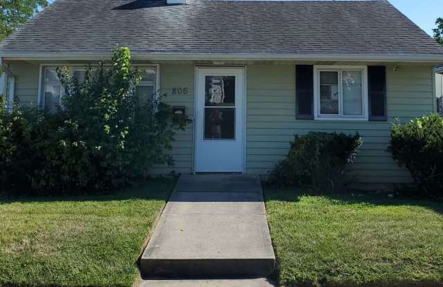 Cute home in Miamisburg center with AC! Has garage with opener- perfect for winter! - 806 Buckeye Street, Miamisburg, OH 45342