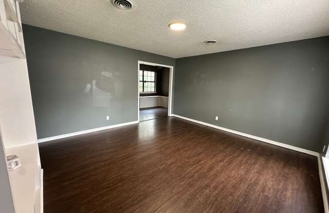 * Requires 24 hrs. to show*Welcome to this charming 3-bedroom, 1.5-bathroom home located in the heart of Russellville, AR. Gallery 4