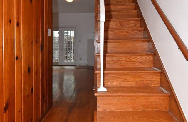 915 HUGHES Mews NW Gallery 2
