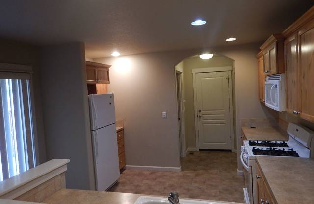 2 Story Home in Ochoco Pointe Subdivision - Front Lawn Maintenance Provided by HOA. Available Late September! Gallery 4