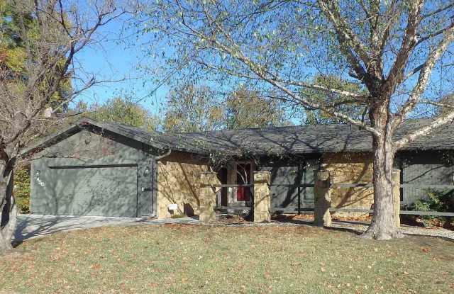 Lovely 3BR, 2BTH main floor everything located in desirable Briarwood! - 3450 Southwest Macvicar Avenue, Topeka, KS 66611