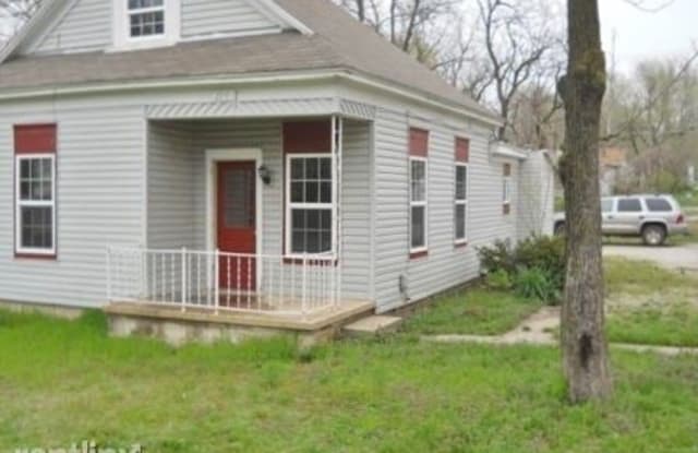 2901 W Grand St - 2901 West Grand Street, Springfield, MO 65802