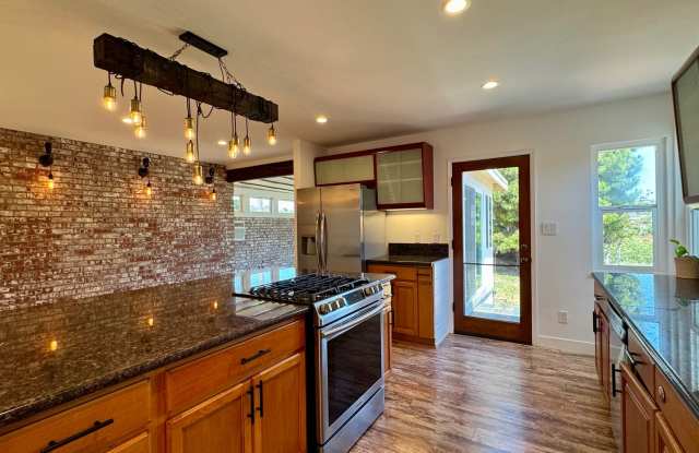 Upgraded, Charming House in La Mesa 2Bd/1Ba, Attached Garage, Large Backyard Gallery 3