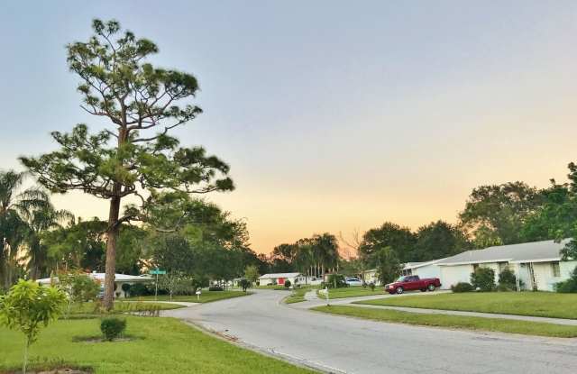 4622 MacEachen Blvd - 4622 Maceachen Boulevard, South Gate Ridge, FL 34233