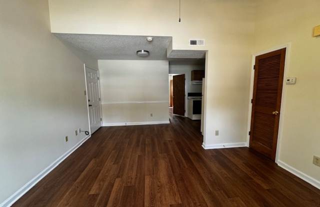 2 Bedrooms 2 Bath duplex Gallery 3