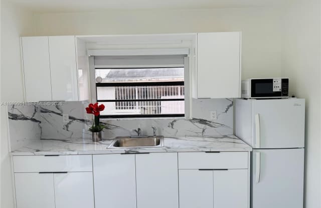 706 W 40th Pl photos photos