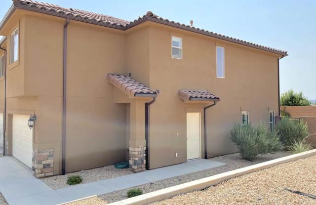 Beautiful 3 bedroom, 2.5 bath townhome with a two car garage and upgraded finishes! Gallery 4