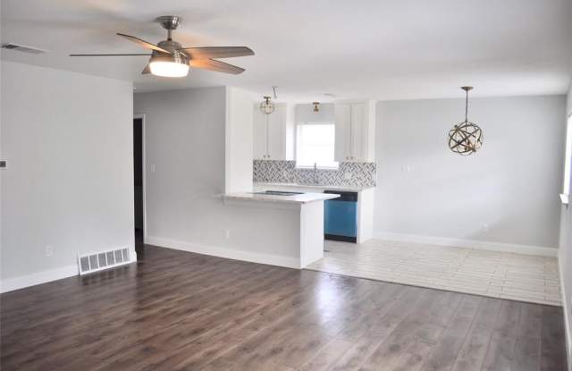 6917 Yorkston Street Gallery 4