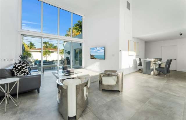 7525 Buccaneer Ave photos photos