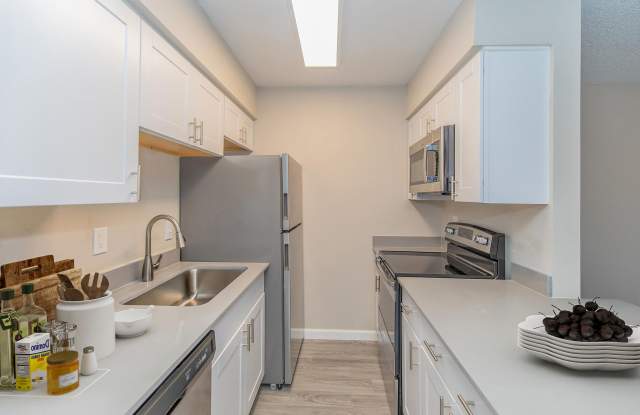 Two Five Greenway Apartments Gallery 2